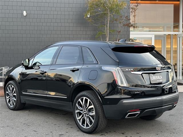 Import and buy CADILLAC XT5 CROSSOVER 2022 from Japan to Nairobi, Kenya