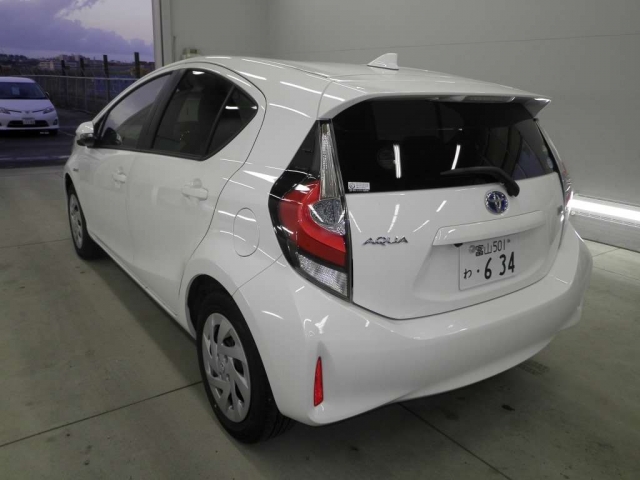 Import and buy TOYOTA AQUA 2018 from Japan to Nairobi, Kenya