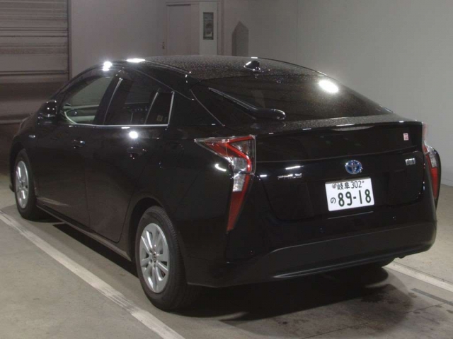 Import and buy TOYOTA PRIUS 2018 from Japan to Nairobi, Kenya