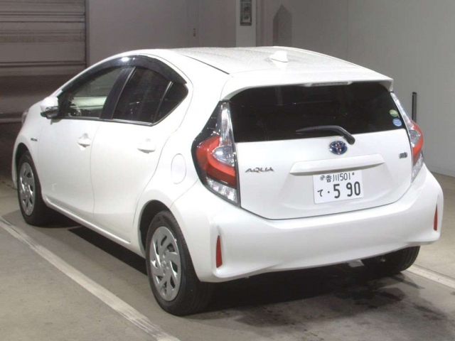 Import and buy TOYOTA AQUA 2017 from Japan to Nairobi, Kenya