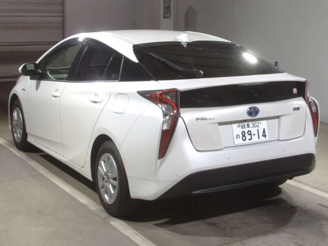 Import and buy TOYOTA PRIUS 2018 from Japan to Nairobi, Kenya