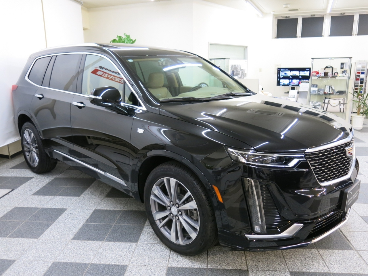 Import and buy CADILLAC XT6 2021 from Japan to Nairobi, Kenya