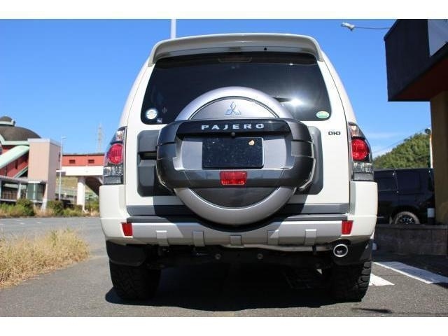 Import and buy MITSUBISHI PAJERO 2017 from Japan to Nairobi, Kenya