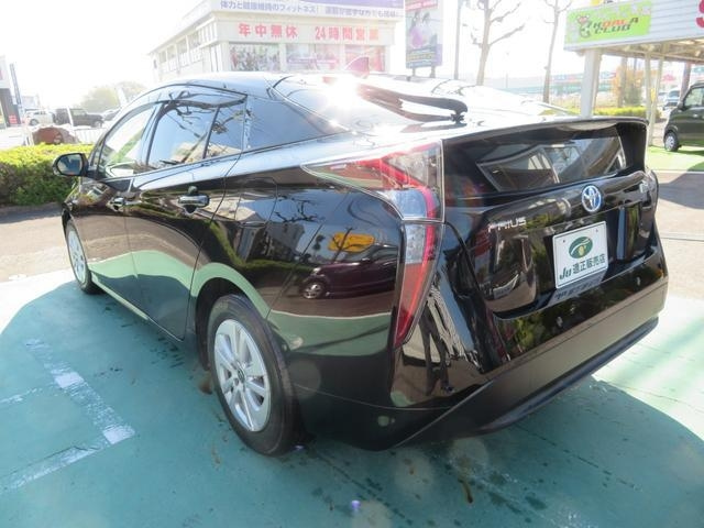 Import and buy TOYOTA PRIUS 2018 from Japan to Nairobi, Kenya