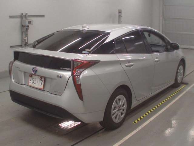 Import and buy TOYOTA PRIUS 2018 from Japan to Nairobi, Kenya