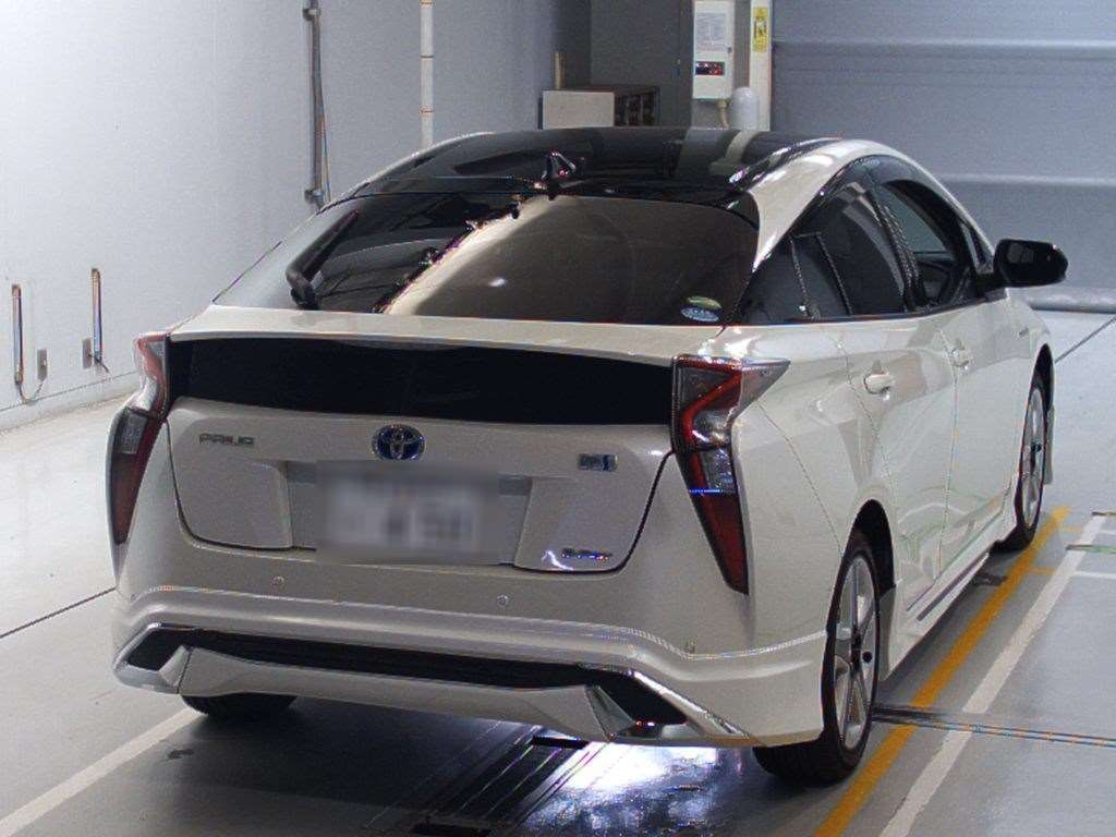 Import and buy TOYOTA PRIUS 2018 from Japan to Nairobi, Kenya