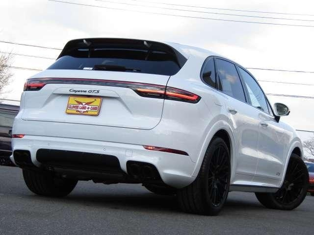 Import and buy PORSCHE CAYENNE 2022 from Japan to Nairobi, Kenya