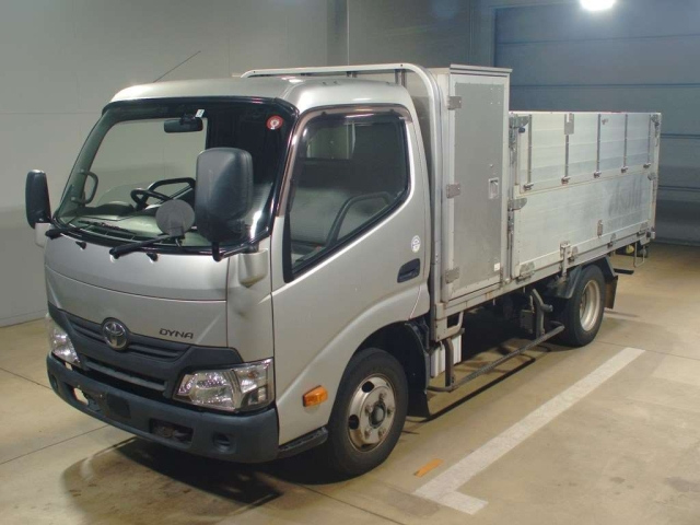 Import and buy TOYOTA DYNA 2017 from Japan to Nairobi, Kenya
