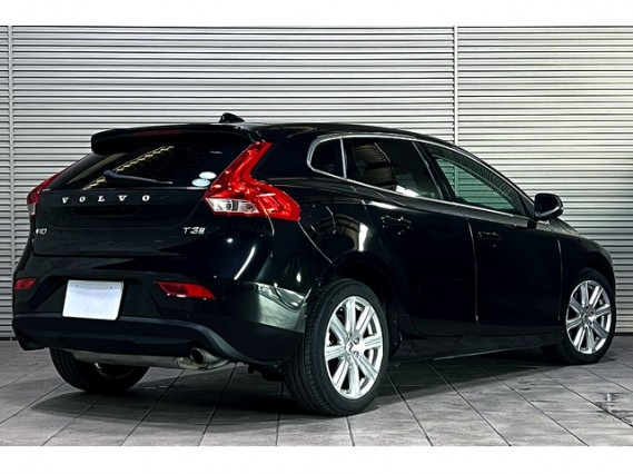 Import and buy VOLVO V40 2018 from Japan to Nairobi, Kenya