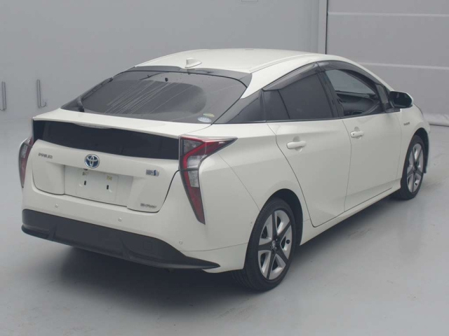 Import and buy TOYOTA PRIUS 2018 from Japan to Nairobi, Kenya