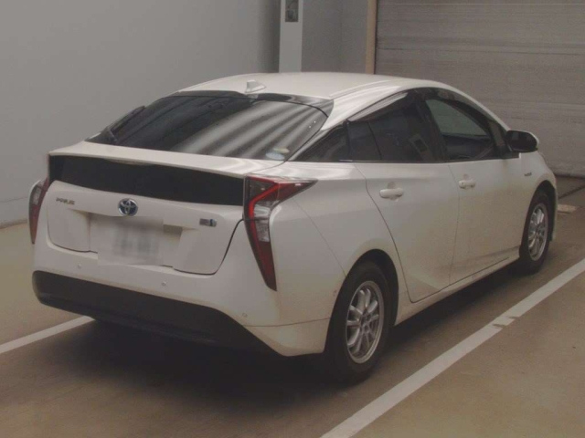 Import and buy TOYOTA PRIUS 2018 from Japan to Nairobi, Kenya