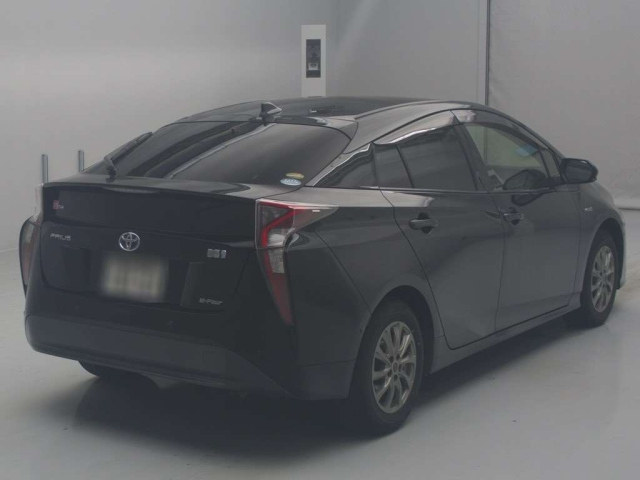 Import and buy TOYOTA PRIUS 2018 from Japan to Nairobi, Kenya