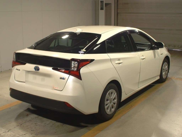 Import and buy TOYOTA PRIUS 2019 from Japan to Nairobi, Kenya