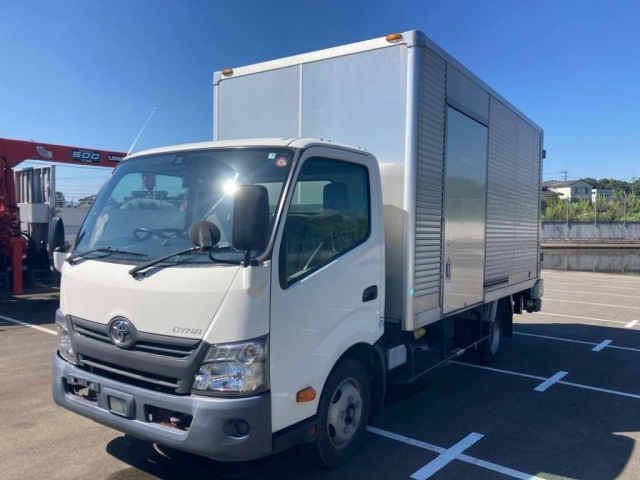 Import and buy TOYOTA DYNA 2018 from Japan to Nairobi, Kenya