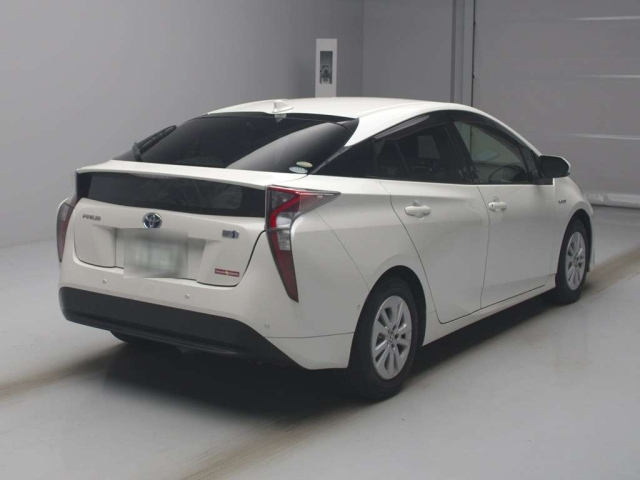 Import and buy TOYOTA PRIUS 2018 from Japan to Nairobi, Kenya