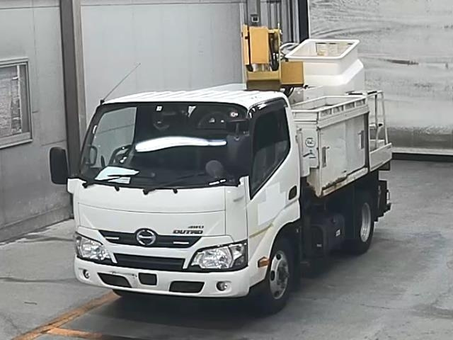 Import and buy HINO DUTRO 2018 from Japan to Nairobi, Kenya