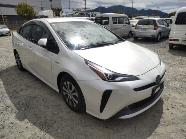 Import and buy TOYOTA PRIUS 2019 from Japan to Nairobi, Kenya